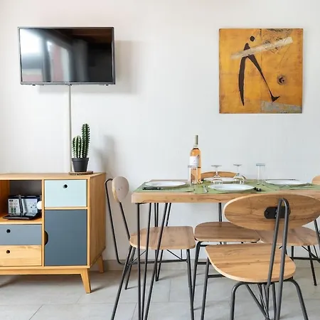 Entier, 150 M De La Lägenhet Le Lavandou