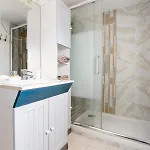 Apartment Entier, 150 M De La